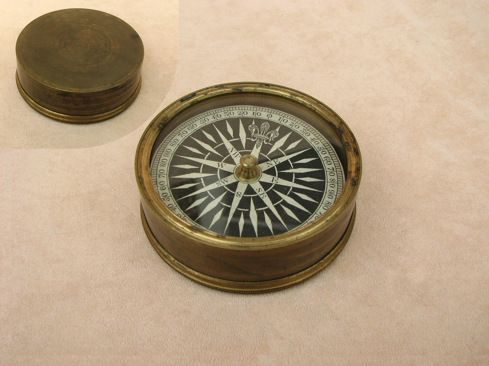 Early 19th Century Georgian Brass cased compass with lid